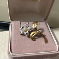 Pretty!!! Vintage Flower Pin/Brooch With Tiny Diamond Crystal Stones And Pearl In The Center 