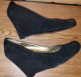 Nine West black leather wedge 11M suede