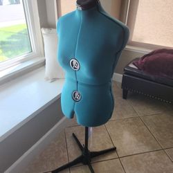 Maniquin Sewing