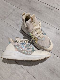 Women's Sneakers Size 9