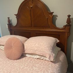 Beautiful Queen Mansion Bed