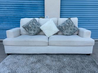 Free Delivery 🚚 White Couch/ Sillon Blanco