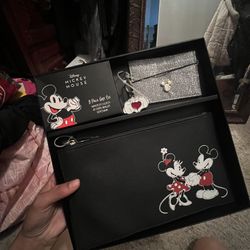 New 3 piece Mickey Disney gift set: Keychain, ID card wallet, and wristlet clutch