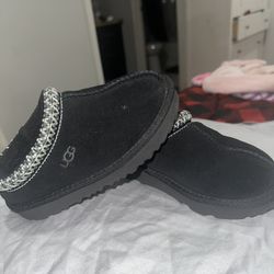 Los Blancos Y Negros Size 9.     Los Converse Size 8 Y Las UGG Size 10 