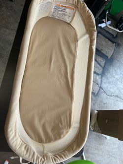 Snuggle nest/portable bassinet