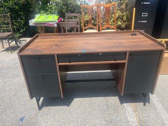 BROWN DESK (MOVING SALE!!📦)