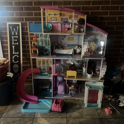 Dolly house/ Casita De Barbies 