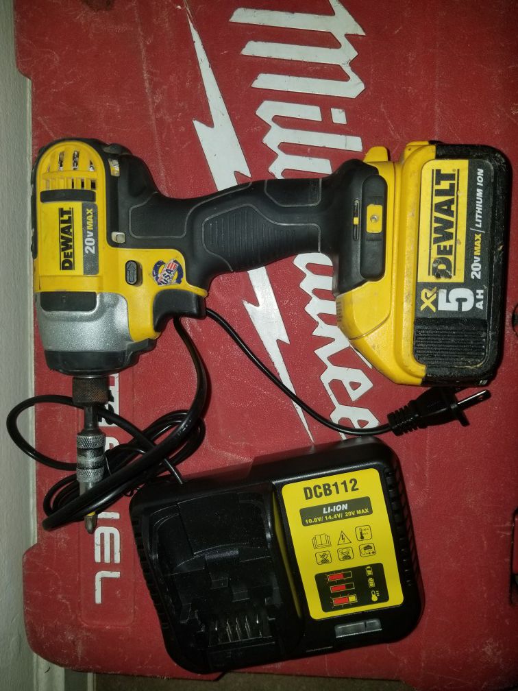 I have for sale this dewalt impact denim with 5 amp battery charger in perfect condition, only interested people, please. Precio firme 150
