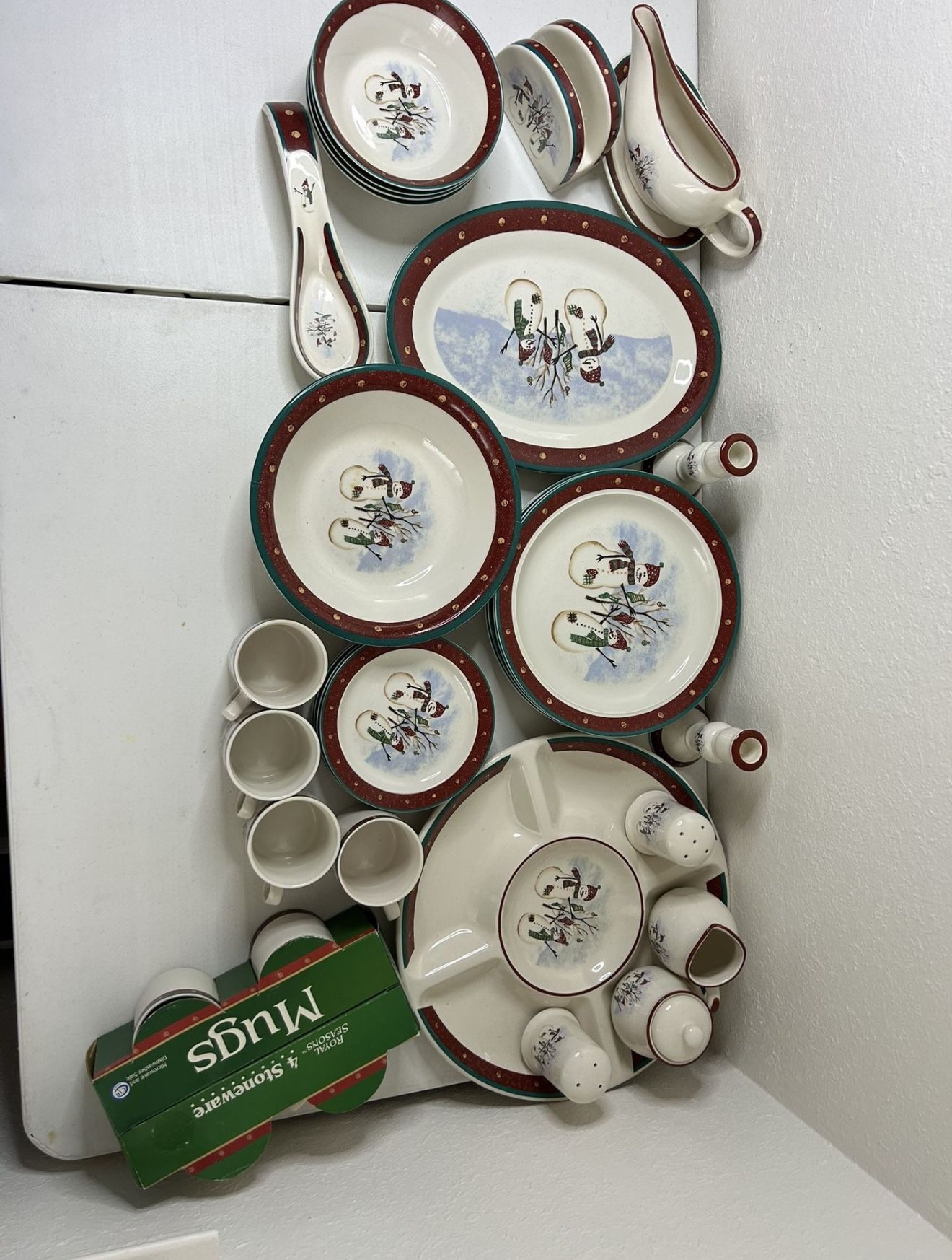 Royal Seasons Stoneware's Snowman Collection Festive Winter Dinnerware Set
