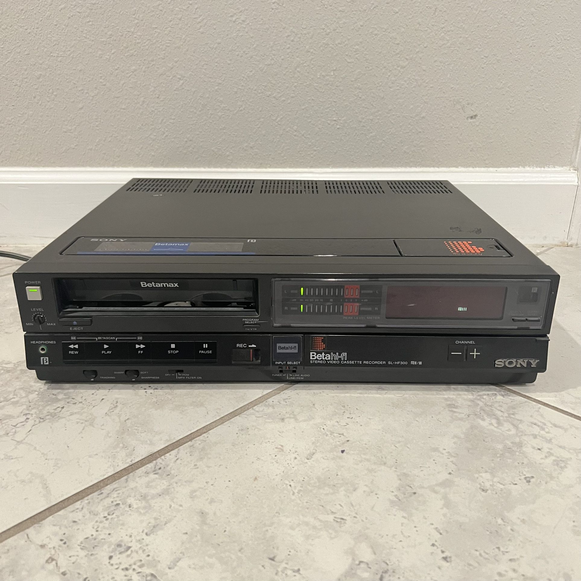 Sony Super BETAMAX SL-HF300 VCR W\Remote Tested and Working
