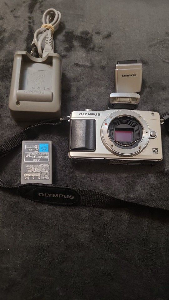  Olympus E-PM2 Camera  