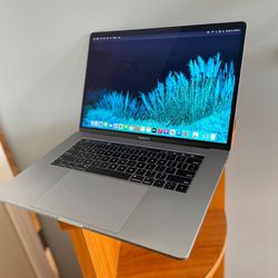 APPLE MACBOOK PRO 15” 2018 2.9Ghz 6 CORE i9 16GB RAM 500GB RADEON PRO 560X Graphics