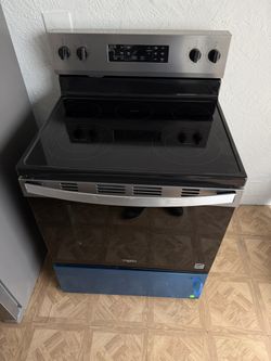LIKE NEW WHIRLPOOL GLASS TOP STOVE.