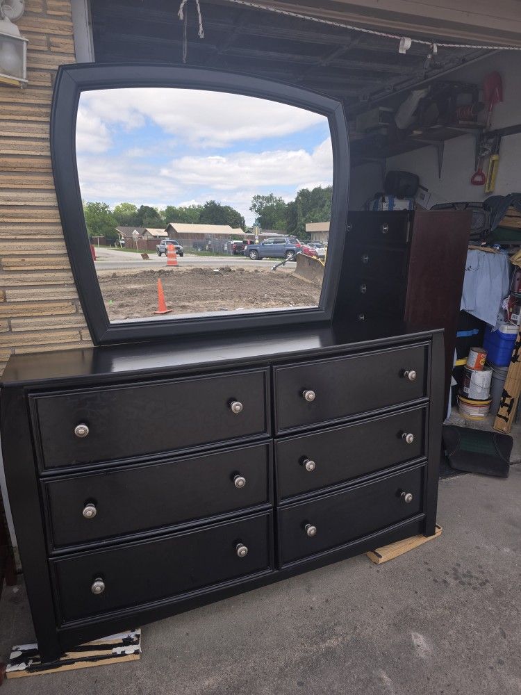 DRESSER WITH MIRROR 