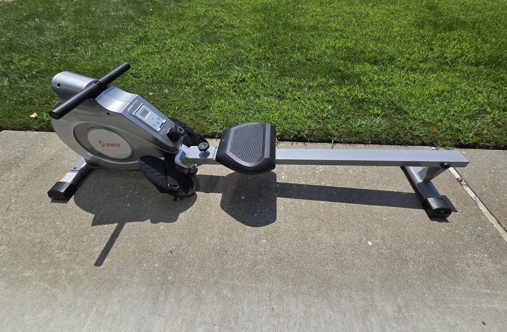 Sunny Health & Fitness  Rowing Machine - Excellent Condition 