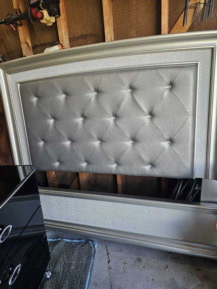 Queen Bed With Head And Footboard. Side Wooden Rails