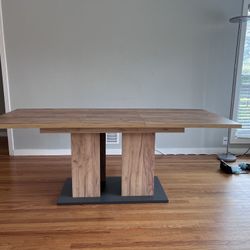 Expandable Dinning Table (seats 4 To 8 Ppl)