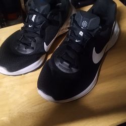 Nike Revolution 6 running shoes size 9.5