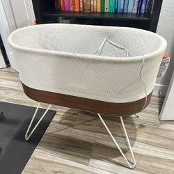 Snoo Bundle, Clean with brand New mattress, sheets and 8 sleep sacks!