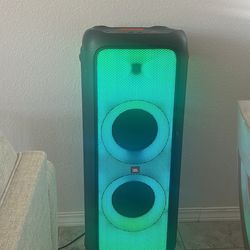JBL Party box 1000 Speaker $700