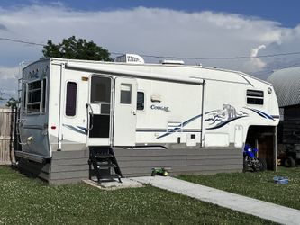 Nice RV 5th Wheel