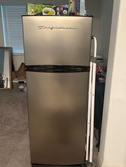 Mini fridge Frigidaire 7.5 cubic ft about 4ft