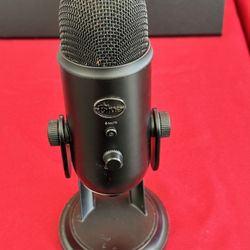 Blue Yeti Professional Condenser Microphone A00121 Black for