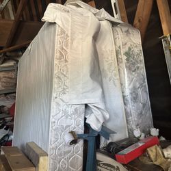 Queen Mattress With Box And Metal Base 