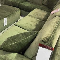 OM• $38 Initial • Brand New Dton Lucious Sectional With Chaise 