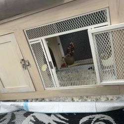 Hutch $60 Includes 1 Bowl Water Dispenser And Another Food Hold