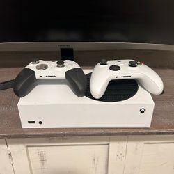 Xbox Xs & Samsung Curved Monitor 32”
