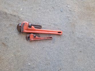 2 Pipe Wrenchs
