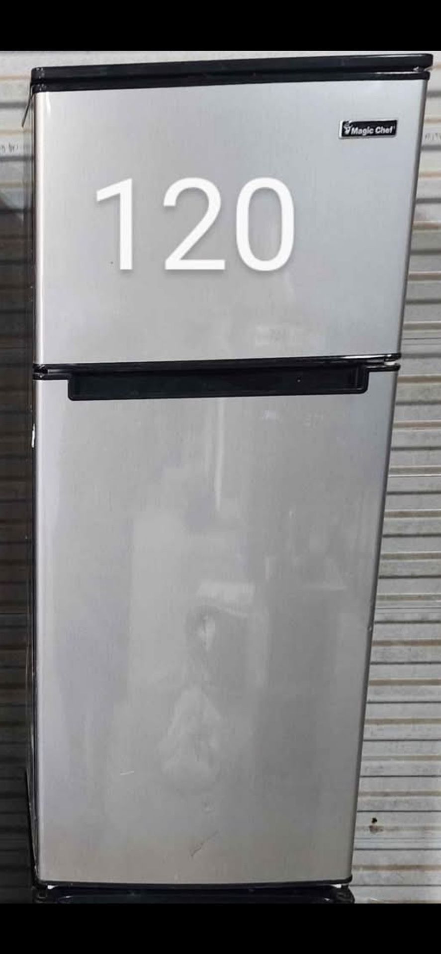 Refrigerator with top freezer
