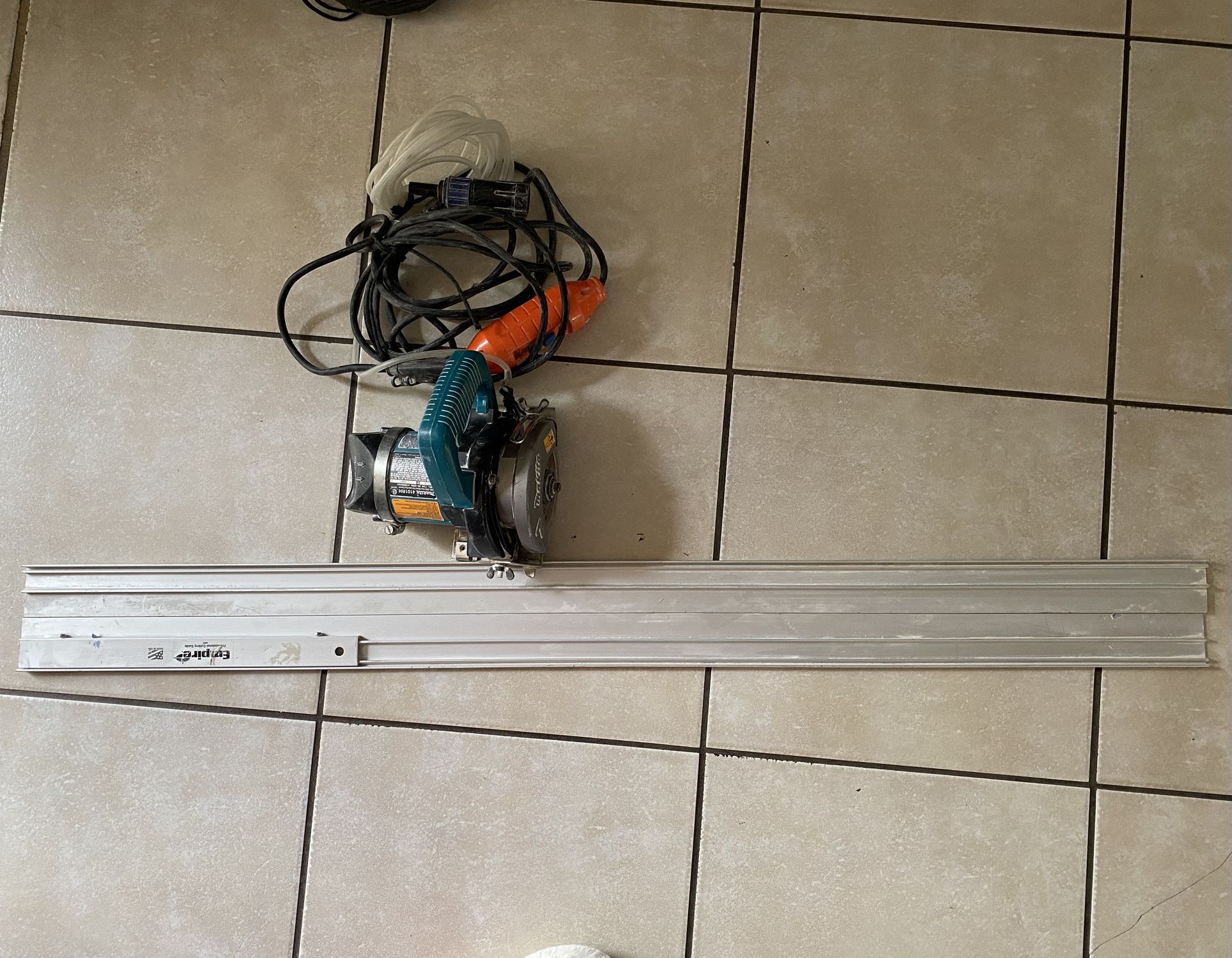 MAKITA 4101RH 5” 7.9 Amp motor powerful corded wet tile masonry saw with diamond blade