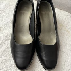 Black Pumps