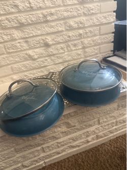 Set of Two Frying Pans with Lids Good in condition Includes two frying pans with glass lids.