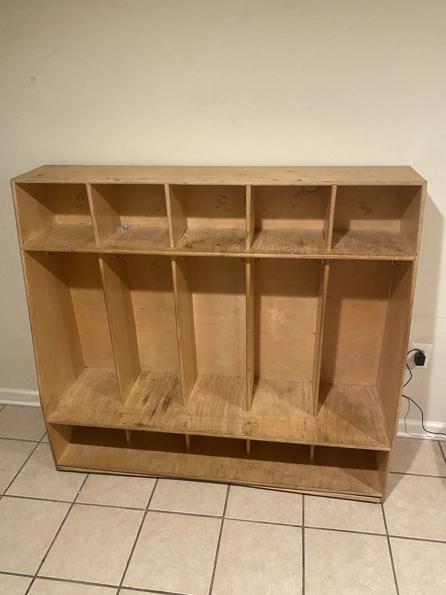 Wooden 5 Section Locker With Seat