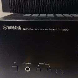 Yamaha Sound receiver And 2 Bose Freespace 