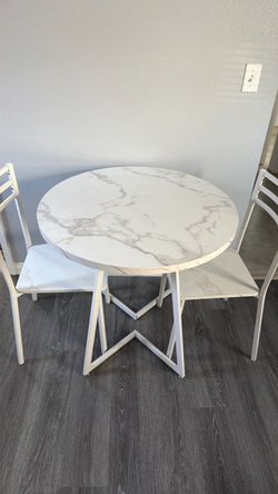 Table and chairs marble look