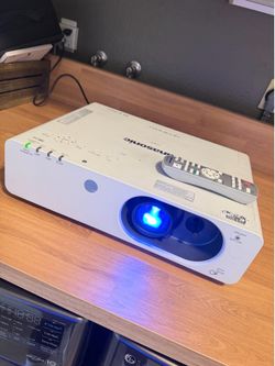 3500 lumens Panasonic HDMI movie video Projector