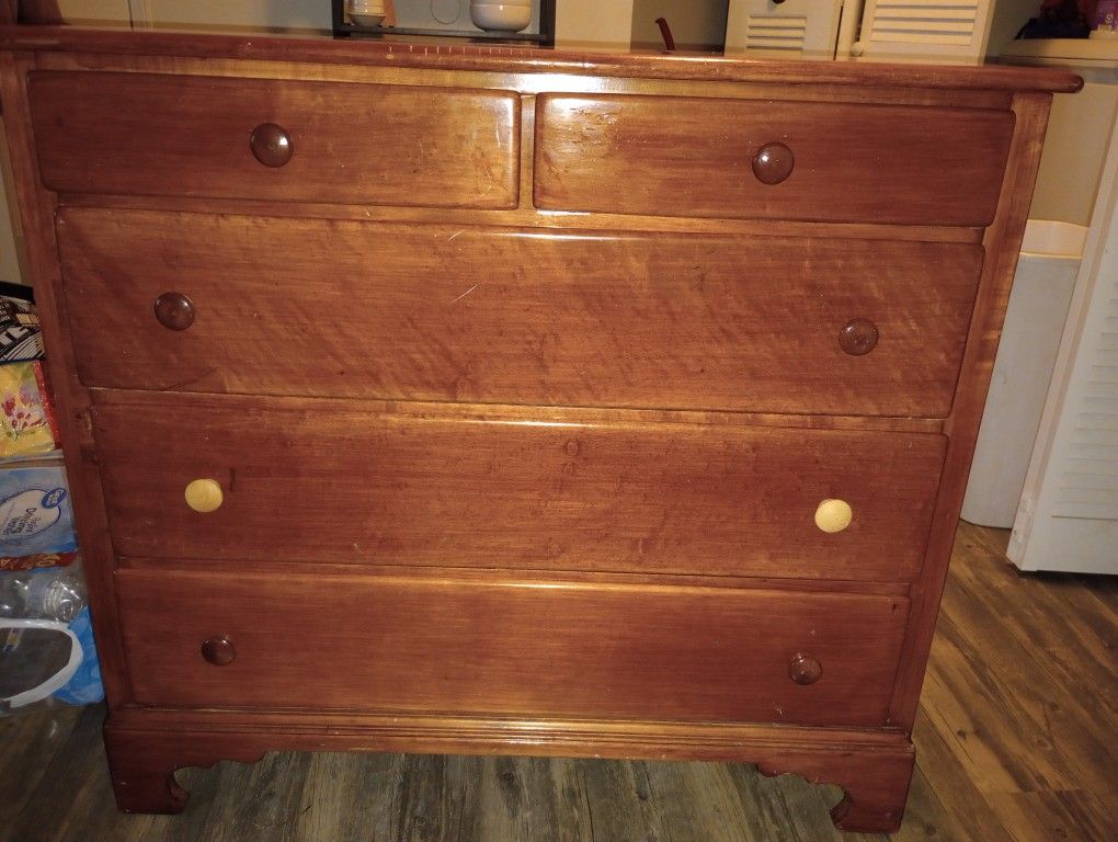 5 Drawer Dresser, Solid Wood Maple Vintage