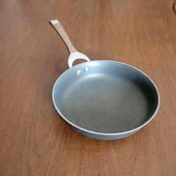 Circulon Symmetry Hard Anodized Nonstick Frying Pan 10 Inch Skillet.
Pre-owned,  good shape. Please see the photos.
Weight 2lb 3oz plus shipping mater