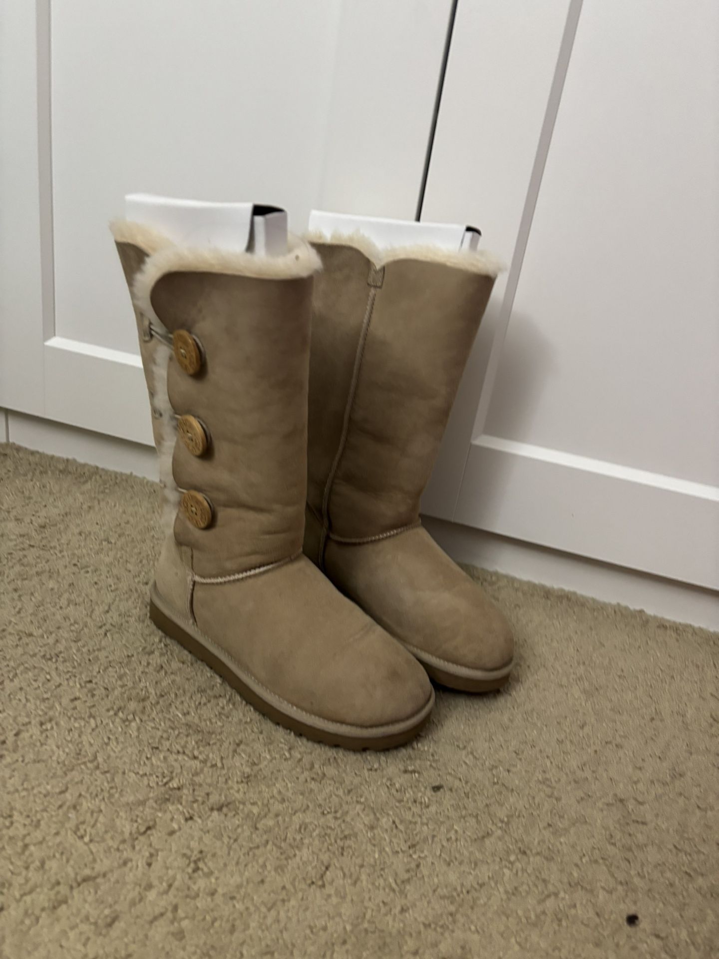 Like New Uggs Bailey Button *fits Women Size 8*