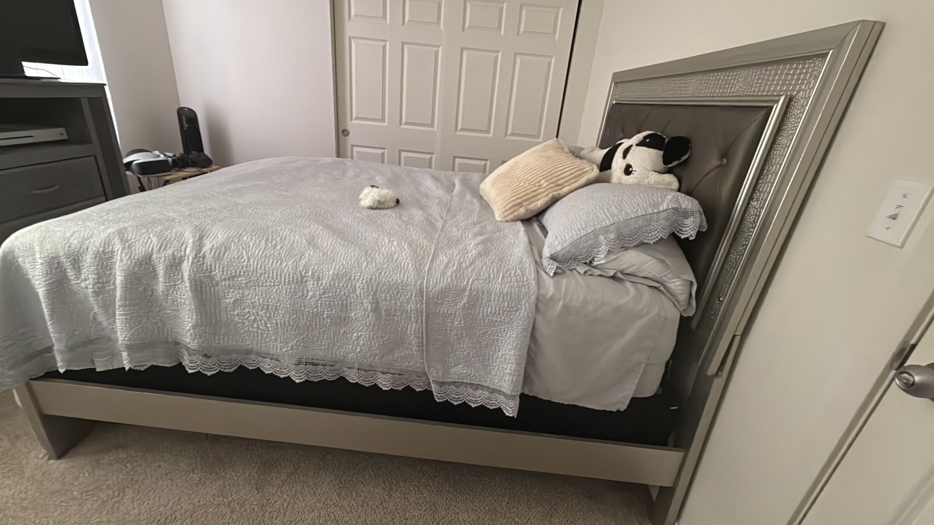 Queen Bed Room