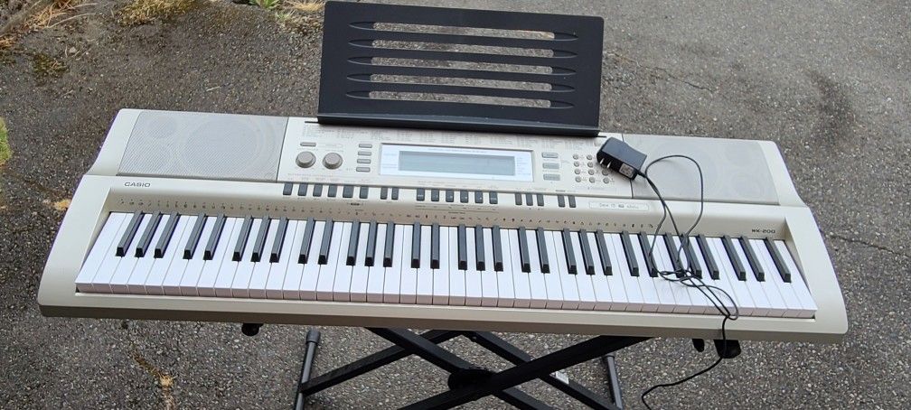 Casio Wk-200 Keyboard With Stand.