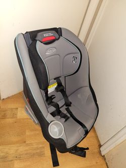 Graco Car Seat With Eight Position Adjustable Harness And Headrest