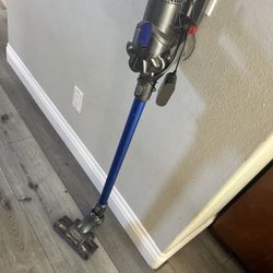 Dyson Cordless 44 Animal Stick Vacuum W Charger 