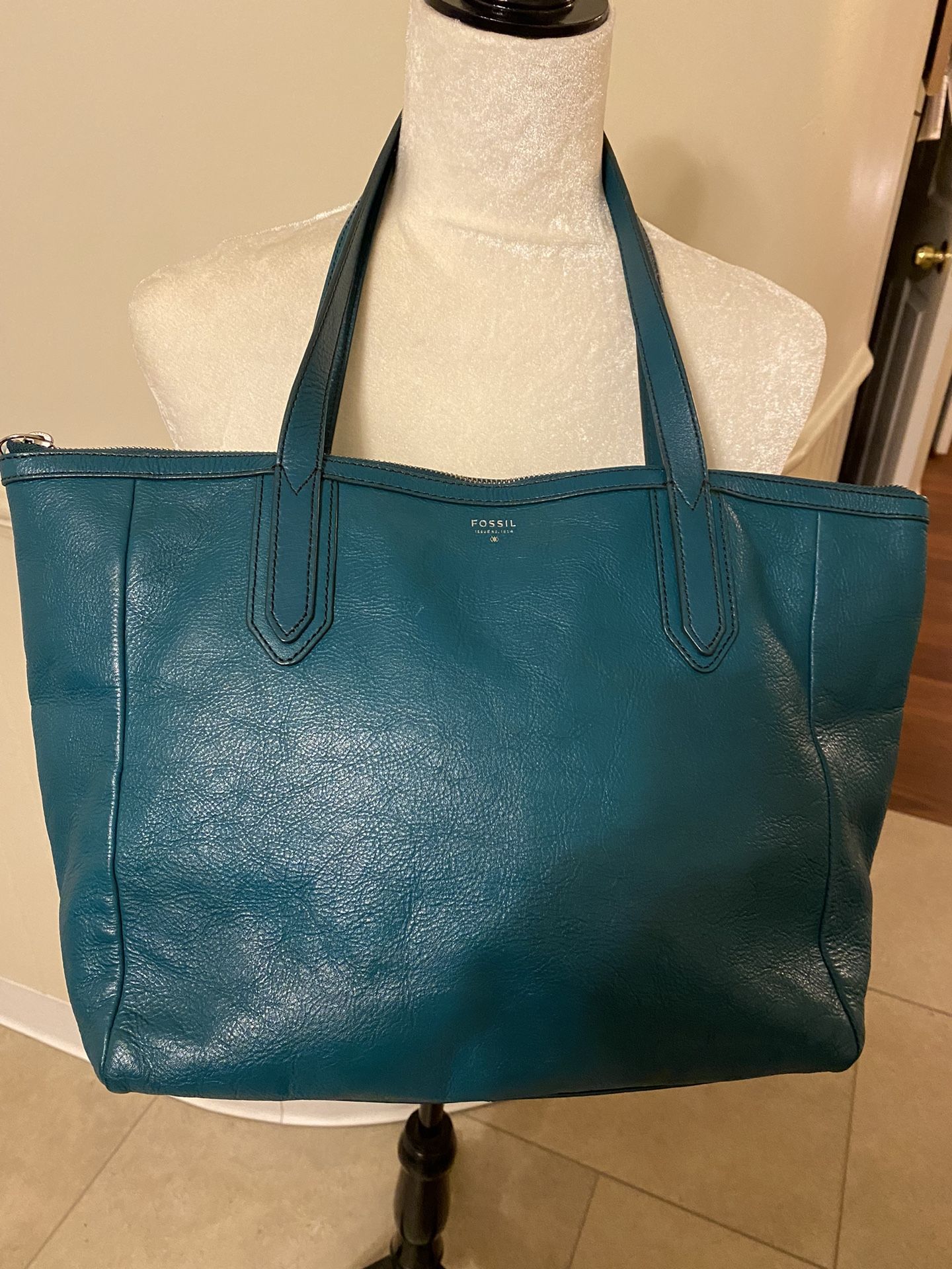 In Excellent Condition Teal Fossil Pebbled Leather Tote Bag