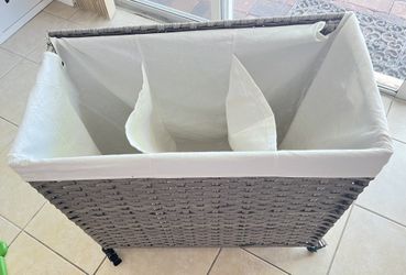 SONGMICS 160L Laundry Hamper with Lid Rolling Laundry Basket with Wheels 3-Section Synthetic Rattan Laundry Hamper Gray