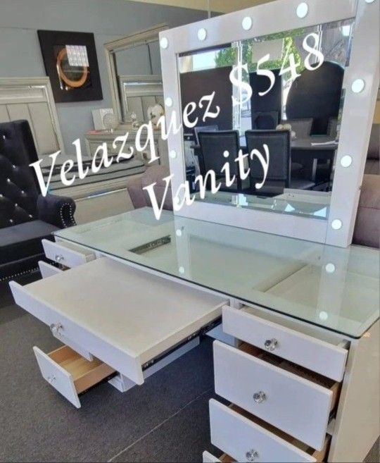 ✅️ WHITE VANITY DESK AND MIRROR ✅️✅️